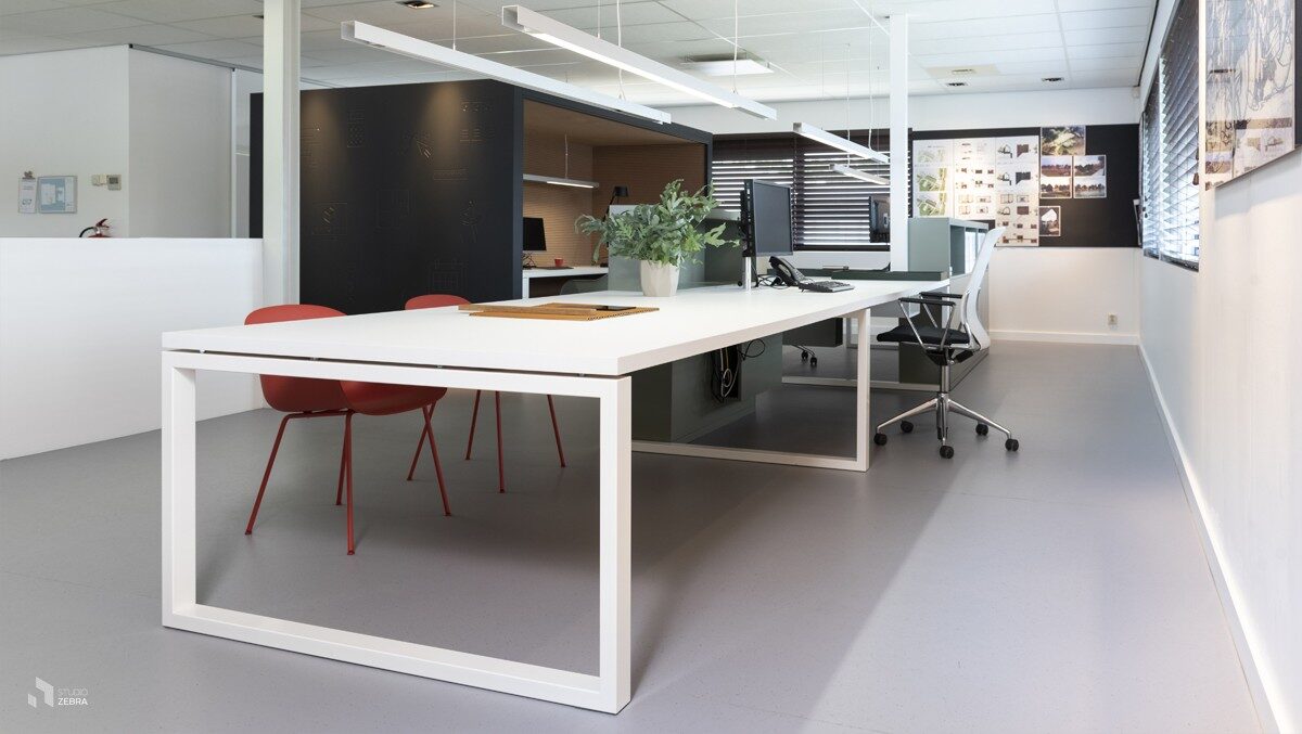 Kantoorinterieur met maatwerkmeubilair en houten wandelementen